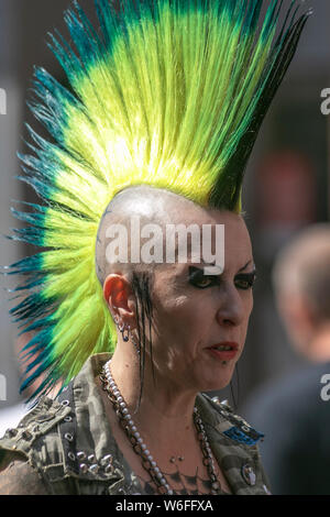 Blackpool, Lancashire, Royaume-Uni. 1er août 2019. Plus grand Festival de rébellion punk festival à Blackpool. Au début du mois d'août, jardins d'hiver de Blackpool est l'hôte d'une grande gamme de punk de la 21e édition du Festival de la rébellion attirant des milliers de touristes dans la station. Plus de 4 jours tous les mois d'août dans la région de Blackpool, le meilleur en matière de Punk se rassemblent pour cet événement social de l'année avec 4 jours de musique sur 6 étapes avec des masses de bandes. MediaWorldImages ; crédit/Alamy Live News Banque D'Images