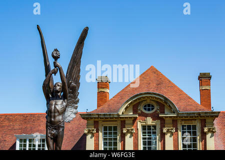 1906 La bibliothèque publique de Great Malvern et la statue commémorative de la Première Guerre mondiale, Worcestershire, Angleterre. Banque D'Images