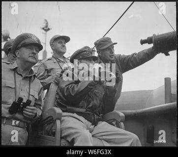 Le Brigadier général Courtney Whitney ; le général Douglas MacArthur, commandant en chef des Forces des Nations Unies ; et le Major-général Edward Almond, observer le bombardement de l'USS de Inchon Mt. McKinley, le 15 septembre 1950. ; notes générales : utilisation de la guerre et des conflits Nombre 1374 lors de la commande d'une reproduction ou demande d'informations sur cette image. Banque D'Images