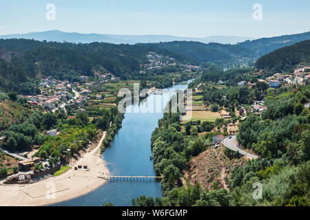 L'intermédiaire de la rivière Mondego au Portugal Penacova Banque D'Images