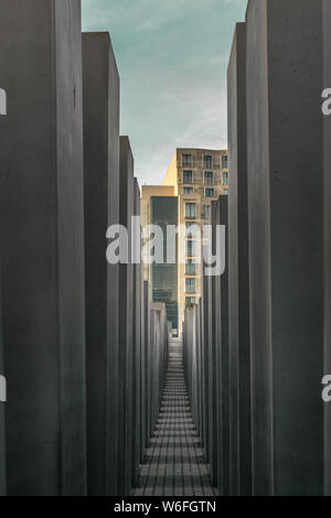 BERLIN, ALLEMAGNE - 26 septembre 2018 : Mémorial aux Juifs assassinés d'Europe, avec un accent dans un bâtiment au bout du chemin Banque D'Images