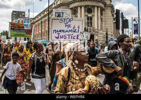 Londres, Royaume-Uni. 1er août 2019. Des centaines de manifestants ont défilé du Windrush Square à Brixton à la place du Parlement pour exiger réparation pour esclavage. Crédit : David Rowe/Alamy Live News Banque D'Images
