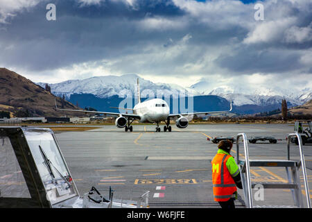 Queenstown Nouvelle Zelande - septembre6,2015 : Nouvelle-Zélande airline avion approche de départ de l'aéroport de Queenstown Banque D'Images