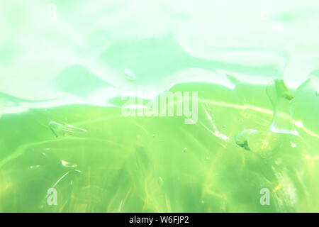 Close up de l'eau vert Aloe Vera gel taché abstract background. Pour le traitement, la cosmétologie et médecine. Copier l'espace. Banque D'Images