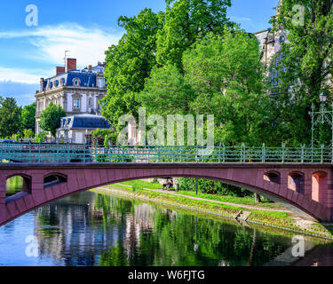 Passerelle du Faux-Rempart passerelle, à l'Ill, arbres verts, de Neustadt, Strasbourg, Alsace, France, Europe, Banque D'Images