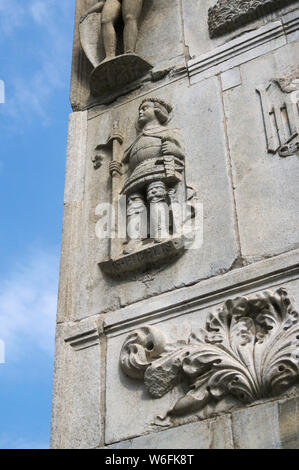 Cité médiévale en chiffres ornant la Cathédrale de Côme, Italie Banque D'Images