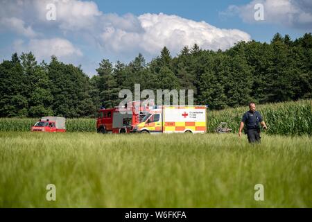 Jesenwang, Allemagne. 06Th Aug 2019. Les véhicules de secours sont debout sur un champ. Le pilote est décédé dans l'écrasement d'un petit avion à l'ouest de Munich. Un porte-parole de la police a déclaré que l'homme a décollé de l'aérodrome de Jesenwang, jeudi après-midi dans un avion ultra-léger et tomba dans un champ de maïs près de la communauté dans le district de Fürstenfeldbruck. Détails - comme la cause - ont d'abord pas claire. Credit : Sina Schuldt/dpa/Alamy Live News Banque D'Images