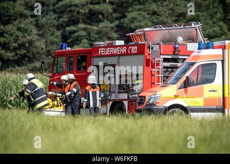 Jesenwang, Allemagne. 06Th Aug 2019. Les véhicules de secours sont debout sur un champ. Le pilote est décédé dans l'écrasement d'un petit avion à l'ouest de Munich. Un porte-parole de la police a déclaré que l'homme a décollé de l'aérodrome de Jesenwang, jeudi après-midi dans un avion ultra-léger et tomba dans un champ de maïs près de la communauté dans le district de Fürstenfeldbruck. Détails - comme la cause - ont d'abord pas claire. Credit : Sina Schuldt/dpa/Alamy Live News Banque D'Images