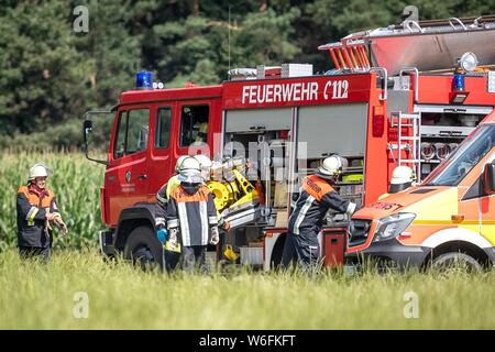 Jesenwang, Allemagne. 06Th Aug 2019. Les véhicules de secours sont debout sur un champ. Le pilote est décédé dans l'écrasement d'un petit avion à l'ouest de Munich. Un porte-parole de la police a déclaré que l'homme a décollé de l'aérodrome de Jesenwang, jeudi après-midi dans un avion ultra-léger et tomba dans un champ de maïs près de la communauté dans le district de Fürstenfeldbruck. Détails - comme la cause - ont d'abord pas claire. Credit : Sina Schuldt/dpa/Alamy Live News Banque D'Images