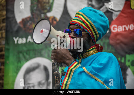 Londres, Royaume-Uni. 1er août 2019. Des centaines de manifestants ont défilé du Windrush Square à Brixton à la place du Parlement pour exiger réparation pour esclavage. Crédit : David Rowe/Alamy Live News Banque D'Images