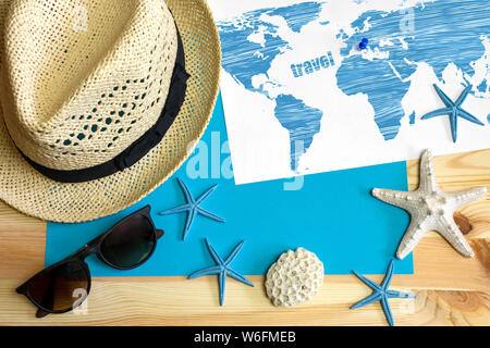 Go Travel ! Lunettes de soleil et chapeau plan avec la broche a une table en bois. Vue d'en haut Banque D'Images