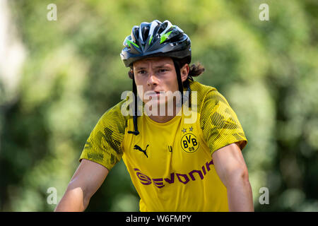 Bad Ragaz, Suisse. 06Th Aug 2019. Camp d'entraînement de football, Borussia Dortmund Dortmund Nico Schulz vient à l'entraînement en vélo. Crédit : David Inderlied/dpa/Alamy Live News Banque D'Images