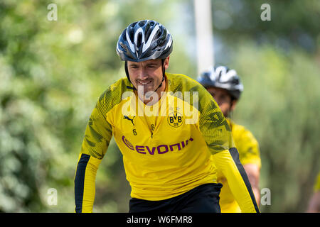 Bad Ragaz, Suisse. 06Th Aug 2019. Camp d'entraînement de football, Borussia Dortmund Dortmund Thomas Delaney vient à l'entraînement en vélo. Crédit : David Inderlied/dpa/Alamy Live News Banque D'Images