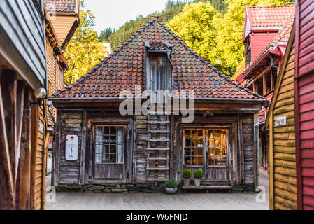 03/09-17, Bergen, Norvège. Vieille maison de bois dans la région de Bryggen, un café place du logement. Banque D'Images