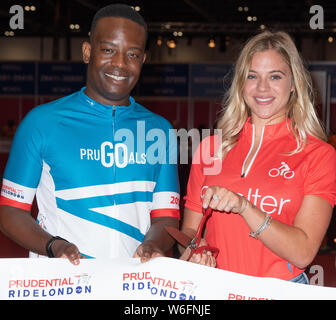 Chafilwa Mulenga et Laura Crane à l'ouverture de la Prudential RideLondon Cycling Show à Londres. Banque D'Images