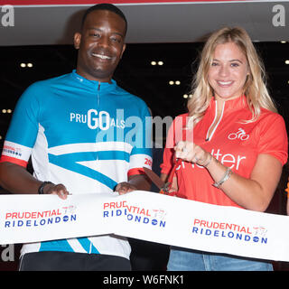 Chafilwa Mulenga et Laura Crane à l'ouverture de la Prudential RideLondon Cycling Show à Londres. Banque D'Images