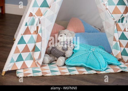 Style boho décoratif décor confortable avec cabane. Wigwam dans la chambre, style scandinave, design d'intérieur accueil minimal.tente pour l'enfant en chambre.Les enfants confortable Banque D'Images