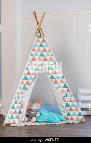 Style boho décoratif décor confortable avec cabane. Wigwam dans la chambre, style scandinave, design d'intérieur accueil minimal.tente pour l'enfant en chambre.Les enfants confortable Banque D'Images