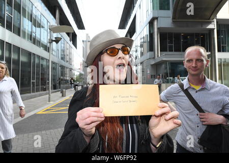 Manifestant Fiona O'Leary offre lettre au représentant pour la tête de Google France pour leur demander de signaler Gemma O'Doherty et ACI pour les discours de haine à Garda Banque D'Images