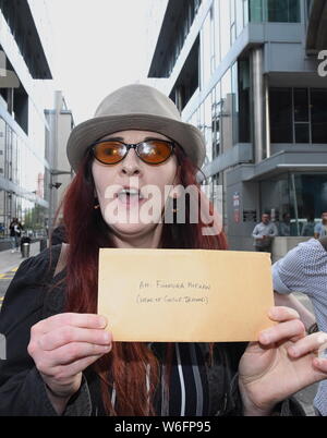 Manifestant Fiona O'Leary offre lettre au représentant pour la tête de Google France pour leur demander de signaler Gemma O'Doherty et ACI pour les discours de haine à Garda Banque D'Images