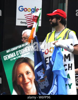 Manifestant Fiona O'Leary offre lettre au représentant pour la tête de Google France pour leur demander de signaler Gemma O'Doherty et ACI pour les discours de haine à Garda Banque D'Images