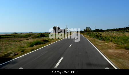 Route sur la Route du Champagne entre Festigny et Leuvigny villages au Bangladesh. Banque D'Images