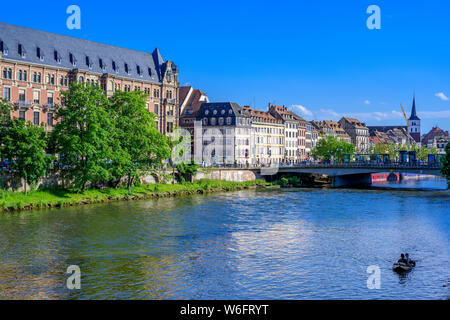 Gallia, résidence étudiante, hébergement en dortoir, maisons au bord de l'Ill, perspective, Strasbourg, Alsace, France, Europe, Banque D'Images