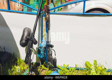 Des fusils à balles sur une table en bois. jouer au paintball. Banque D'Images