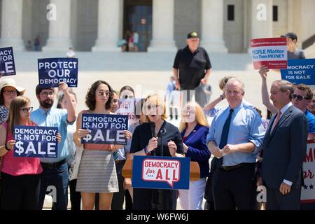 Le sénateur américain de l'Arizona Sinema Kyrsten traite d'un rally à l'extérieur de l'édifice de la Cour suprême à l'appui de la "démocratie pour tous" Amendement 30 juillet 2019, à Washington, D.C. L'amendement empêcherait les sociétés d'avoir la même liberté de parole de l'homme en tant que citoyens individuels. Banque D'Images