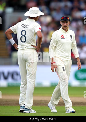 L'Angleterre Stuart Général (à gauche) et Joe Root (à droite) au cours de la première journée de la cendre test match à Edgbaston, Birmingham. Banque D'Images