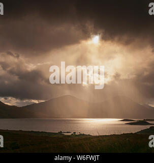 À l'égard Sgurr une Fhuarain Sgurr Mor et sur le Loch Quoich sous la pluie et rayons crépusculaires. 04 Octobre 2014 Banque D'Images