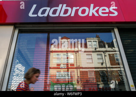 Londres, Royaume-Uni. 1er août 2019. Une femme passe devant un signe de Ladbrokes à Londres. Credit : Dinendra Haria SOPA/Images/ZUMA/Alamy Fil Live News Banque D'Images