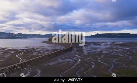 Vue aérienne de l'emblématique de l'île qui a un Aucar pont fait de bois. Cette île est située près de la ville de Quemchi dans l'archipel de Chiloé Banque D'Images