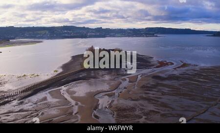 Vue aérienne de l'emblématique de l'île qui a un Aucar pont fait de bois. Cette île est située près de la ville de Quemchi dans l'archipel de Chiloé Banque D'Images