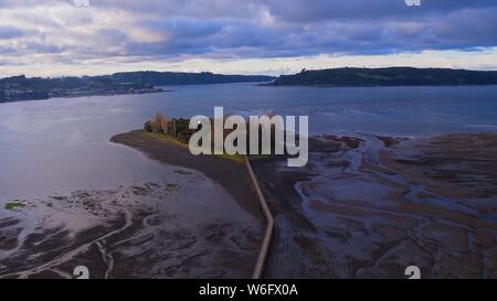 Vue aérienne de l'emblématique de l'île qui a un Aucar pont fait de bois. Cette île est située près de la ville de Quemchi dans l'archipel de Chiloé Banque D'Images