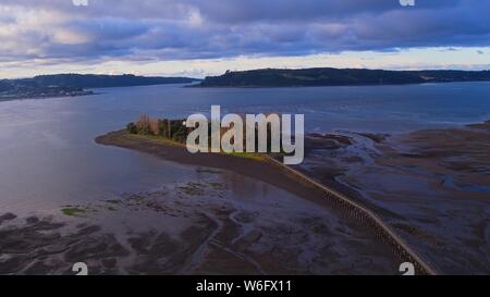 Vue aérienne de l'emblématique de l'île qui a un Aucar pont fait de bois. Cette île est située près de la ville de Quemchi dans l'archipel de Chiloé Banque D'Images