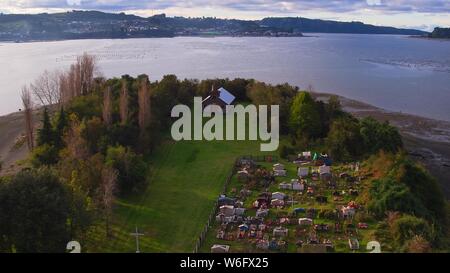 Vue aérienne de l'emblématique de l'île qui a un Aucar pont fait de bois. Cette île est située près de la ville de Quemchi dans l'archipel de Chiloé Banque D'Images