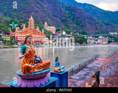 Idole de Dieu indien / Déesse ou déité, sur la rive du Ganga à Rishikesh avec un temple flou en arrière-plan, la capitale du yoga de l'Inde. Indien à Banque D'Images