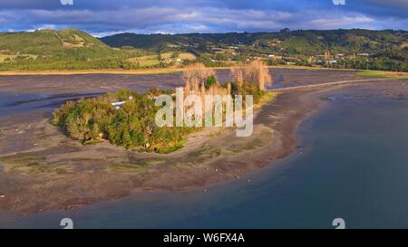 Vue aérienne de l'emblématique de l'île qui a un Aucar pont fait de bois. Cette île est située près de la ville de Quemchi dans l'archipel de Chiloé Banque D'Images