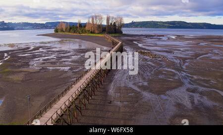 Vue aérienne de l'emblématique de l'île qui a un Aucar pont fait de bois. Cette île est située près de la ville de Quemchi dans l'archipel de Chiloé Banque D'Images