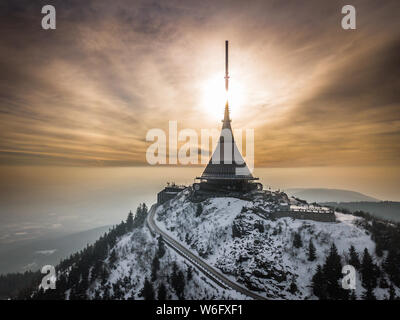 Est la plus haute montagne Jested peak (1 012 m) de Liberec dans le nord de la République tchèque. Sur le sommet est l'Jestedd, Hôtel et restaurant de la tour Banque D'Images