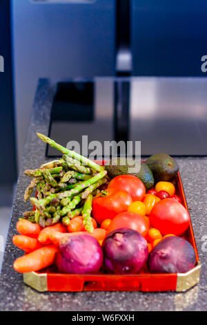 Un plateau de fruits et légumes frais, dans une cuisine moderne, avec focus sélectif Banque D'Images
