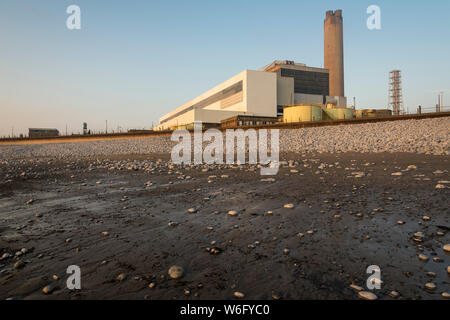 Vue d'Aberthaw thermique au charbon, à partir de la plage voisine, lorsqu'il est baigné de lumière du soleil du soir pâle sous un ciel bleu. Banque D'Images