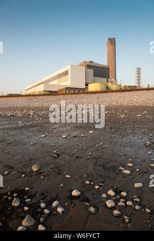 Vue d'Aberthaw thermique au charbon, à partir de la plage voisine, lorsqu'il est baigné de lumière du soleil du soir pâle sous un ciel bleu. Banque D'Images