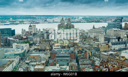 Vue sur l'horizon de l'antenne du centre-ville de Liverpool à partir de la Radio City Tour construite en 1969. Banque D'Images