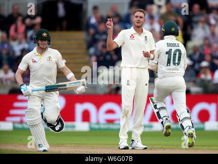 L'Angleterre Stuart large réagit comme l'Australie Peter Siddle (droite) et Steve Smith devant lui durant le premier jour de la cendre test match à Edgbaston, Birmingham. Banque D'Images