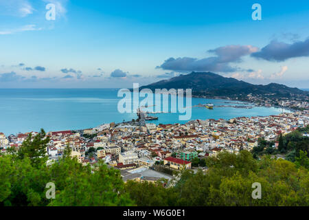 Grèce, Zante, Port et maisons de la ville de Zakynthos dans la belle lumière du soir d'en haut Banque D'Images