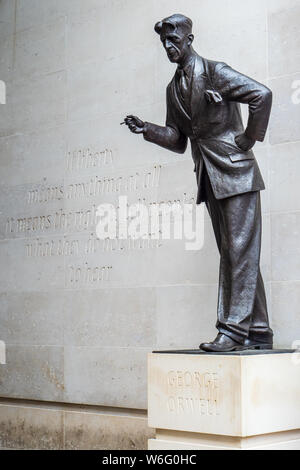 Statue de George Orwell à l'extérieur de la BBC Broadcasting House. La statue, du sculpteur Martin Jennings, a été dévoilée en 2017. Statue de BBC Orwell. Banque D'Images