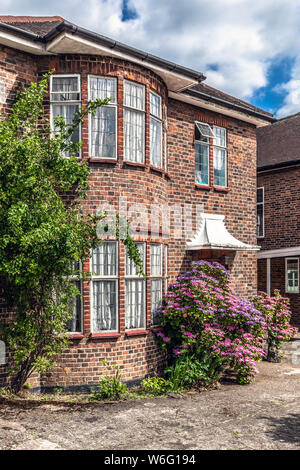 Façade avant d'une maison en briques de deux étages, Edgware, Middlesex, Angleterre, Royaume-Uni. Banque D'Images