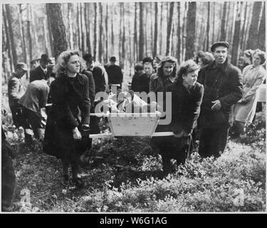 Les civils de Bad bear victimes de meurtres à SS cimetière, après corps ont été exhumés de charnier où leurs assassins avaient leur sous-évaluées. Les aumôniers de l'armée américaine Troisième mènera d'inhumation. ; notes générales : utilisation de la guerre et des conflits Nombre 1125 lors de la commande d'une reproduction ou demande d'informations sur cette image. Banque D'Images